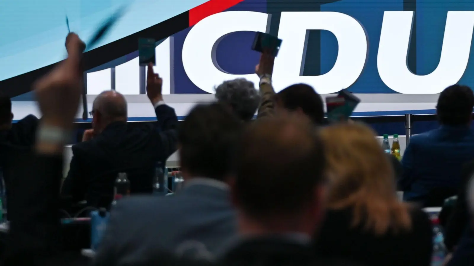 Die Delegierten sollen über eine neu formulierte Forderung nach einer Altersgrenze abstimmen. (Foto: Katharina Kausche/dpa)