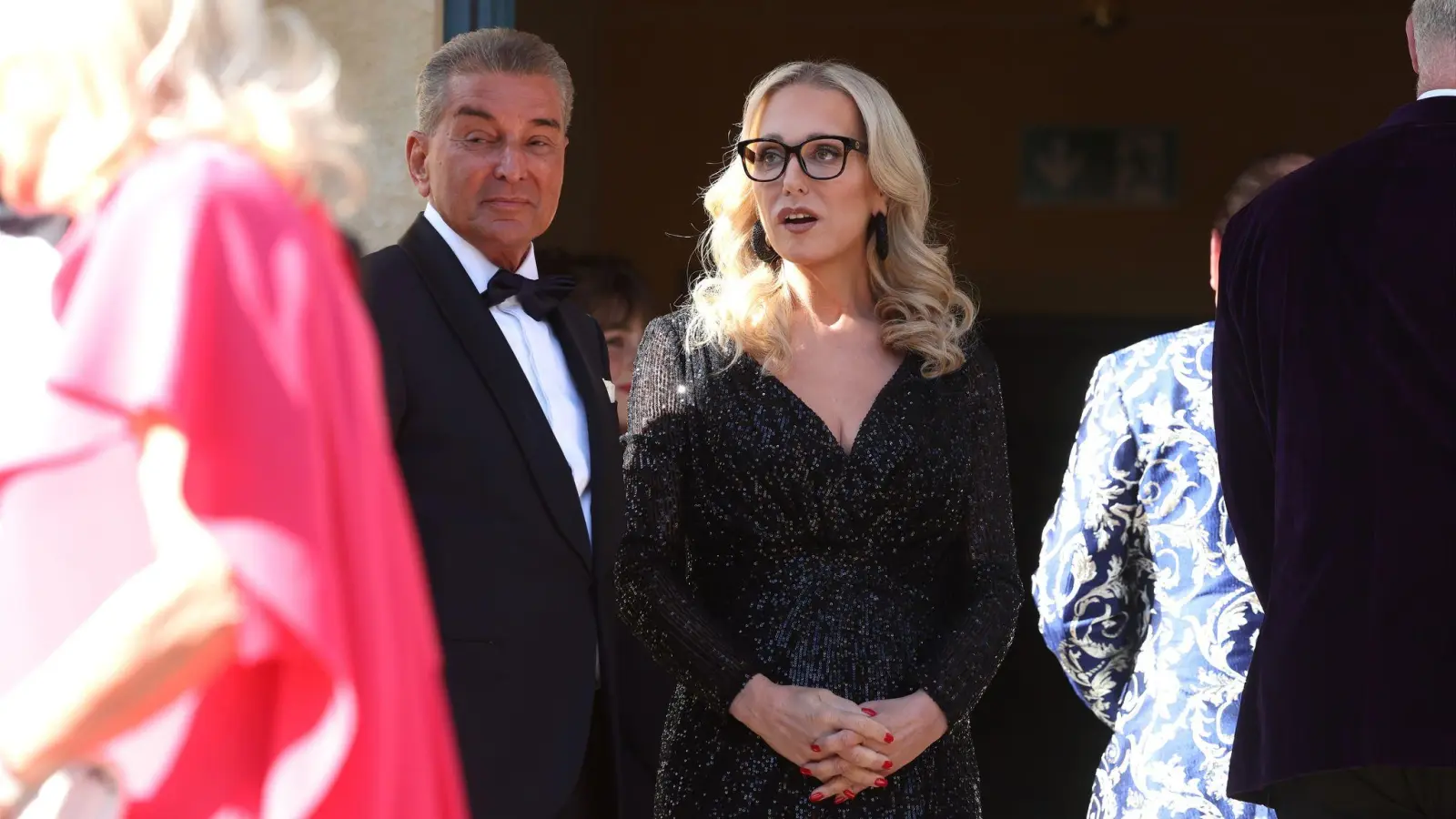 Katharina Wagner und Michel Friedman stehen vor dem Start der Festspiele am Königsportal. (Foto: Karl-Josef Hildenbrand/dpa)
