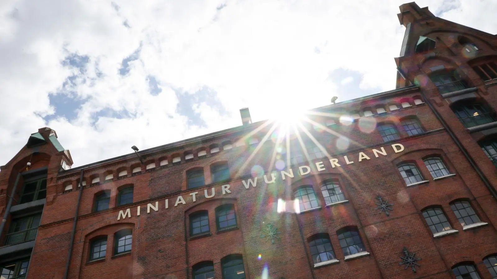 In der Hamburger Speicherstadt ist das Miniatur Wunderland seit vielen Jahren ein Touristenmagnet. (Foto: Christian Charisius/dpa)