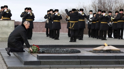 Putin - hier bei der Kranzniederlegung an einem Denkmal für gefallene Weltkriegssoldaten in Murmansk - sieht sich im Krieg gegen die Ukraine auf der Siegerstraße. (Foto: Vyacheslav Prokofyev/Pool Sputnik Kremlin/AP/dpa)