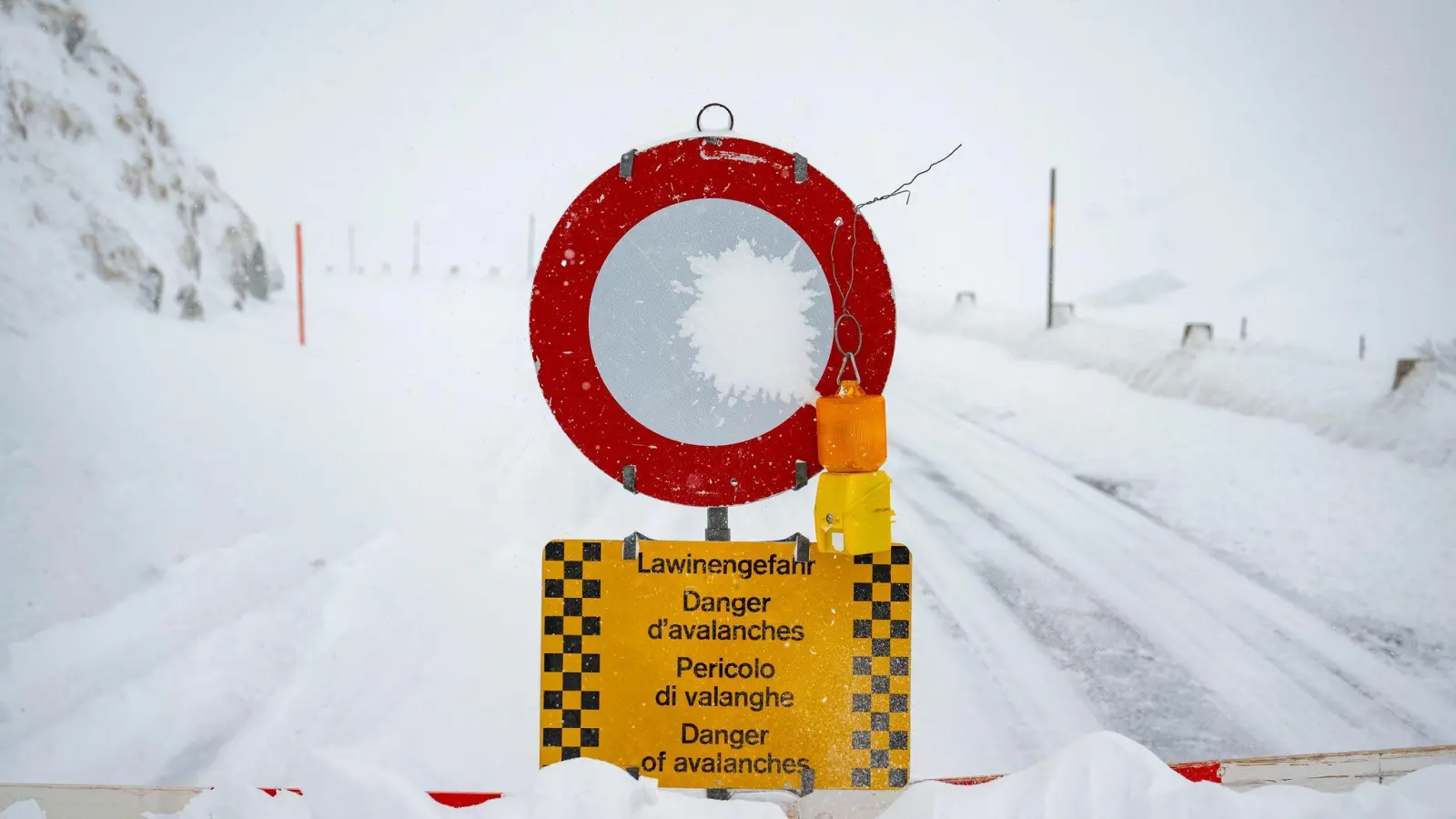 Brisante Lawinenlage in den Alpen: Bislang ist keine Entspannung in den nächsten Tagen in Sicht. (Foto: Urs Flueeler/KEYSTONE/dpa)