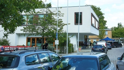 Der 13-Jährige soll einen 12-jährigen Mitschüler in einer Grundschule in Berlin-Spandau lebensgefährlich verletzt haben.  (Foto: Jörg Carstensen/dpa)