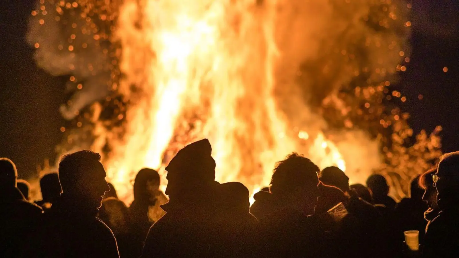 Osterfeuer im Cottbuser Ortsteiles Branitz. Immer wieder ein Thema dabei: die Feinstaubbelastung. (Foto: Frank Hammerschmidt/dpa)