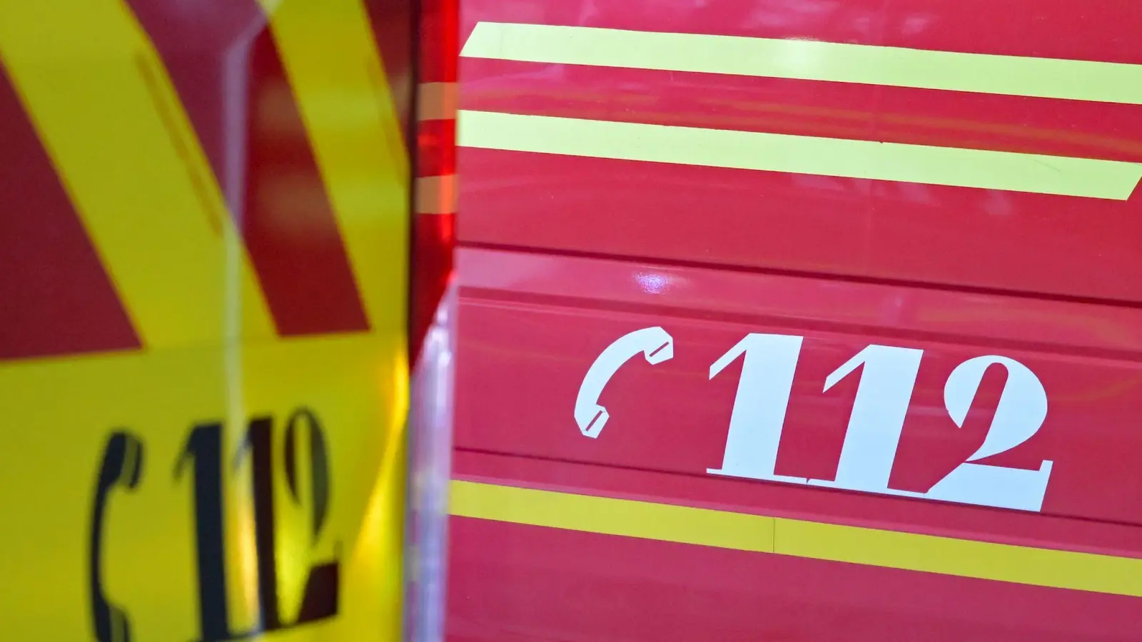 Die Einsatzkräfte mussten zunächst den Dachstuhl abtragen, bevor sie das Opfer bergen konnten. (Symbolbild) (Foto: Malin Wunderlich/dpa)