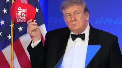 Trump lobte und tadelte die Medien.  (Foto: Mark Schiefelbein/AP/dpa)