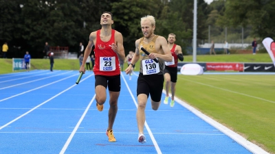 Nur ein Wimpernschlag Vorsprung: Florian Bremm (rechts) siegt vor Christoph Kessler. (Foto: Theo Kiefner)