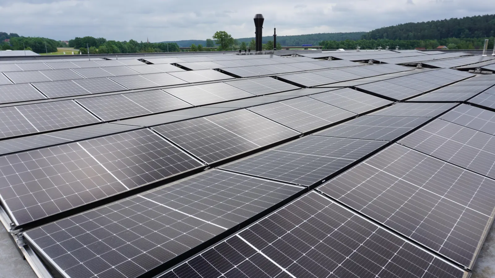 Vielerorts entstehen weitere Freiflächen-Photovoltaik-Anlagen. Einen PV-Projekt-Antrag eines Unternehmens mit Hauptsitz in Köln haben die Gutenstettener Räte nun mehrheitlich abgeschmettert. (Symbolbild: Andrea Walke)