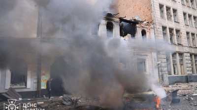 Der Kindergarten in Charkiw wurde von einer russischen Drohne getroffen und geriet in Brand. (Foto: Uncredited/Ukrainian Emergency Service via AP/dpa)