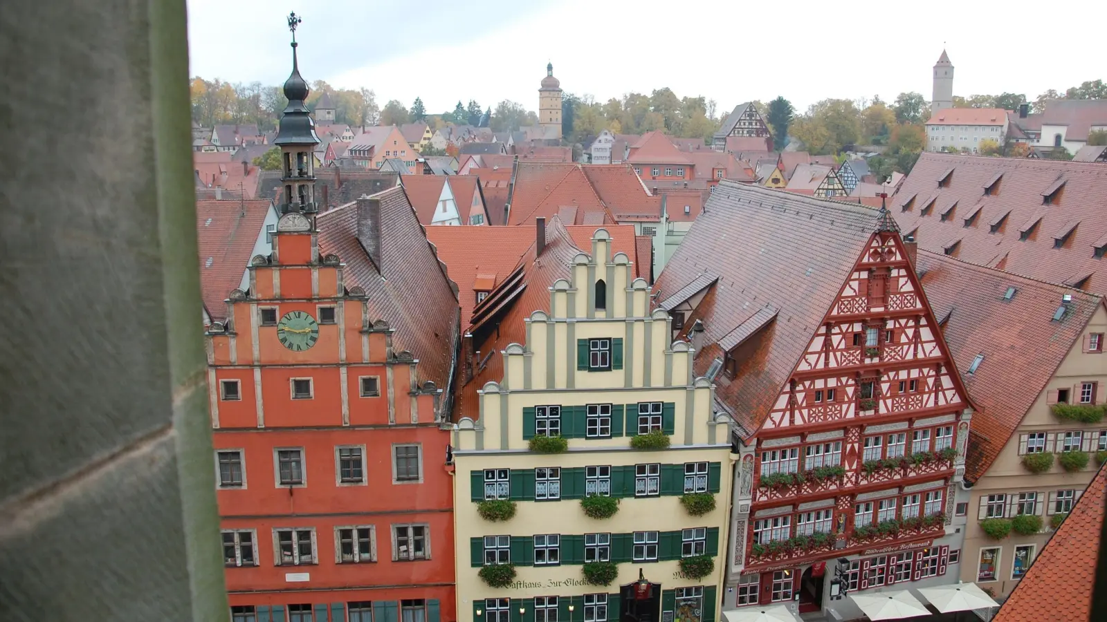Das Deutsche Haus in Dinkelsbühl (rechts) ist mit seinem repräsentativen Fachwerk ein beliebtes Fotomotiv und zierte 2012 sogar eine Sonderbriefmarke der Post. Bei den meisten Gebäuden in der Altstadt ist das Fachwerk allerdings hinter Putz verborgen. (Foto: Martina Haas)