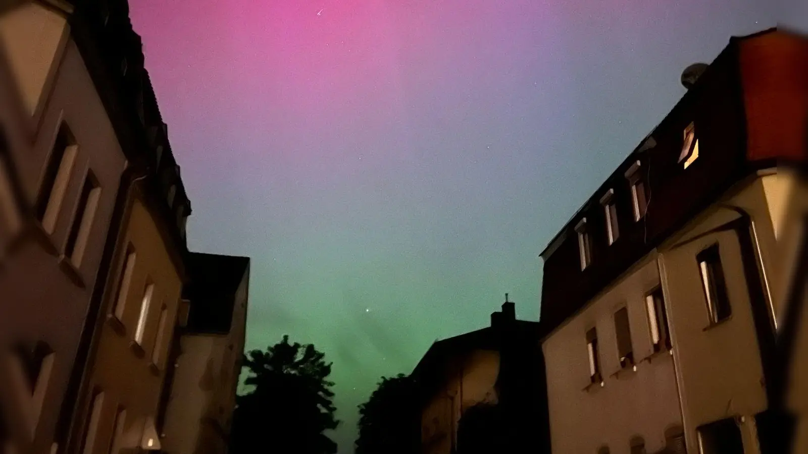 „Wir bleiben wach, bis die Wolken wieder lila sind.” Diese Liedzeile schoss Thomas Gerner durch den Kopf, als er im Ansbacher Stadtteil Eyb am Samstag um 2 Uhr früh dieses Foto schoss. (Foto: Thomas Gerner)