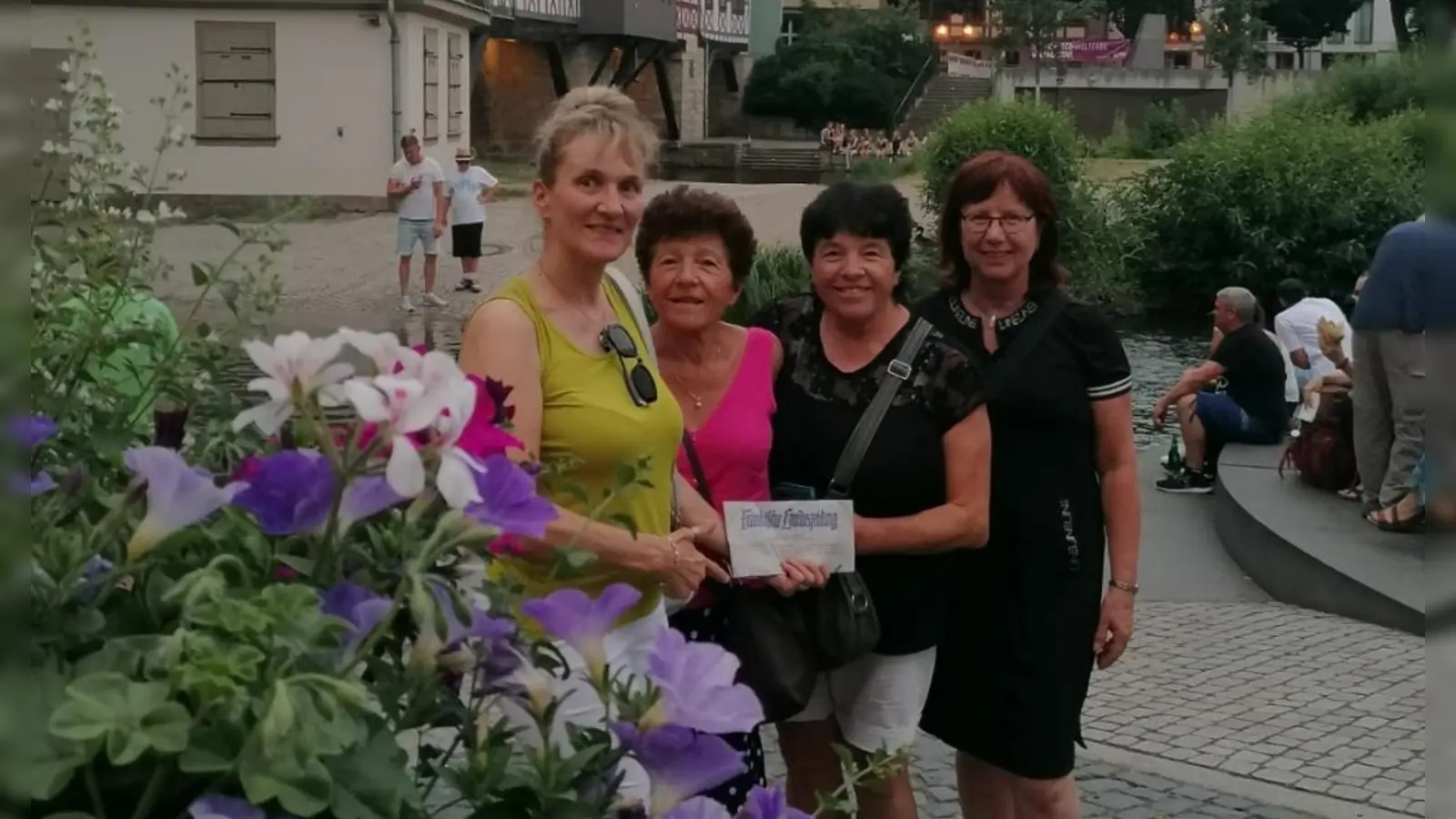 Mit der FLZ unterwegs: Zu einem Mädelswochenende ist Beate Claus aus Ansbach mit Wally, Maria, Jutta und Beate nach Saalfeld, Erfurt und Seitenroda aufgebrochen. Das Foto entstand an der Krämerbrücke in Erfurt. (Foto: Beate Claus)