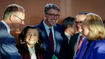 Kanzler März und Arbeitsministerin Bas gut gelaunt im Kabinett. (Foto: Kay Nietfeld/dpa)