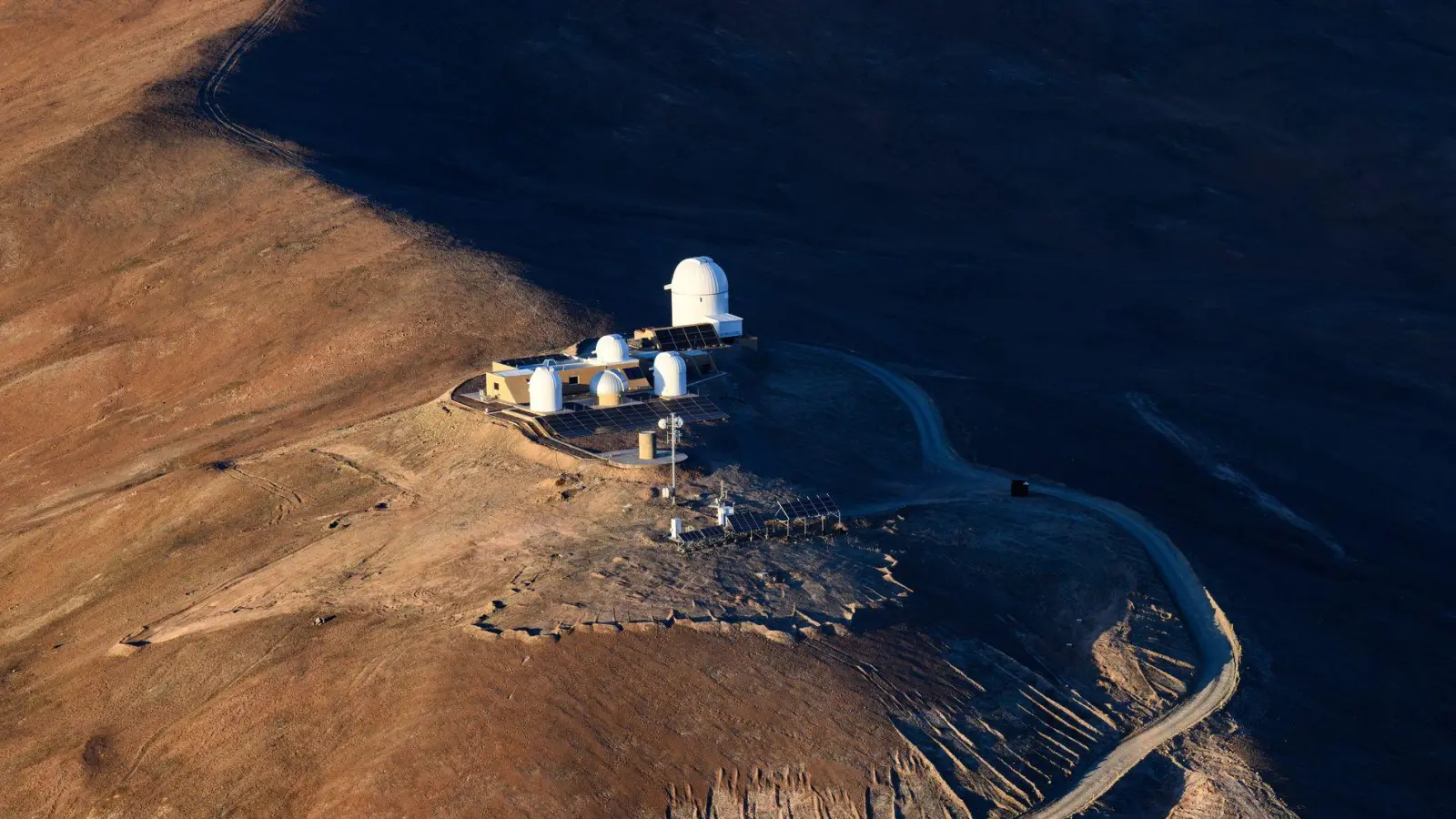 Die Sternwarte „Rolf Chini Cerro Murphy“ der Europäischen Südsternwarte (ESO) am Cerro Armazones (Foto: Bernd von Jutrczenka/dpa)