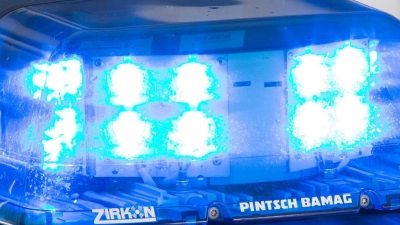 Ein Zug stößt mit einem Müllauto zusammen. (Symbolbild) (Foto: Friso Gentsch/dpa)