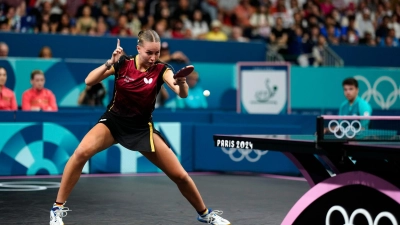 Auch eine starke Annett Kaufmann kann die Halbfinal-Niederlage gegen Japan nicht verhindern. (Foto: Petros Giannakouris/AP/dpa)