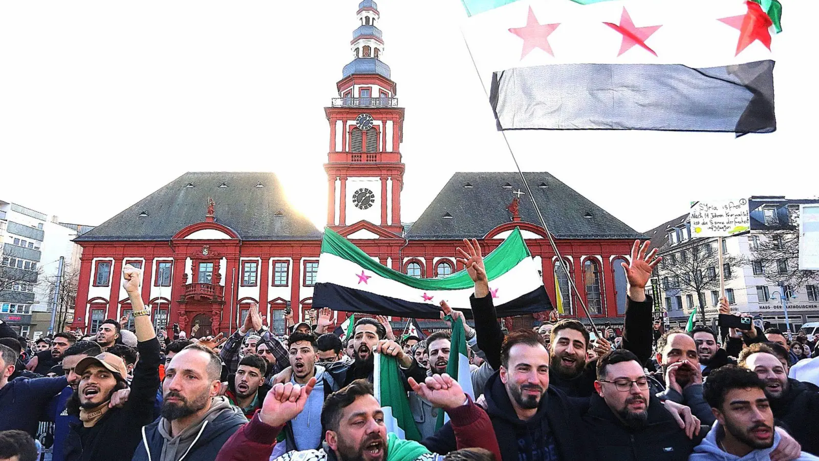 Syrer in Mannheim feiern den Umsturz in ihrem Heimatland (Foto: Dieter Leder/dpa)