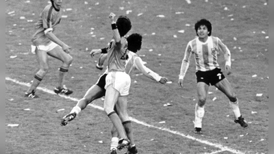 Der argentinische Verteidiger Luis Galván hat im WM-Finale 1978 den Ball im Blick. Wenig später ist er Fußball-Weltmeister. (Foto: picture-alliance/ dpa)
