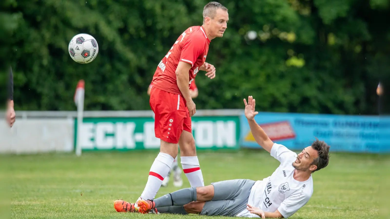 Zu Boden ging der FSV (unten Peter Weglehner) erst in der Schlussphase. Da erzielte der TVD (stehend Tim Wening) noch zwei Tore zum 3:1-Erfolg. (Foto: Markus Zahn)