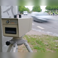 1000 Fahrzeuge haben die Beamten bei der Messstelle an der B13 am Donnerstagvormittag kontrolliert. (Symbolbild: Sebastian Willnow/dpa)