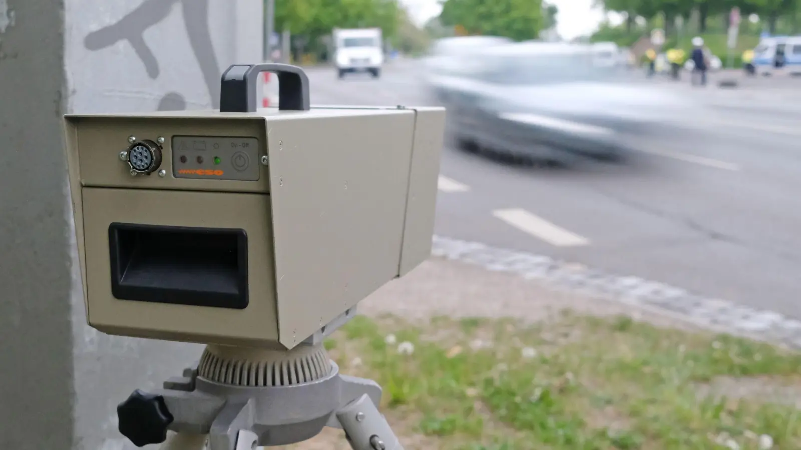 1000 Fahrzeuge haben die Beamten bei der Messstelle an der B13 am Donnerstagvormittag kontrolliert. (Symbolbild: Sebastian Willnow/dpa)