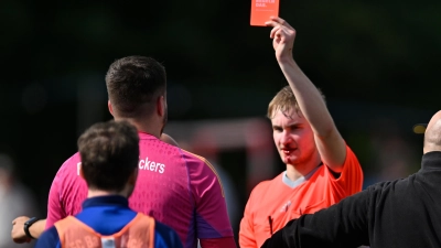 Eskalation in der Kreisliga: Der im Gesicht blutende Schiedsrichter Maximilian Knack zeigt dem Torhüter von Bayern Kickers Nürnberg – irrtümlich, wie sich später vor dem Sportgericht herausstellte – die Rote Karte. Eine Sperre gegen den Torhüter wurde aufgehoben. (Foto: Hans-Martin Issler/Sportfoto Zink)