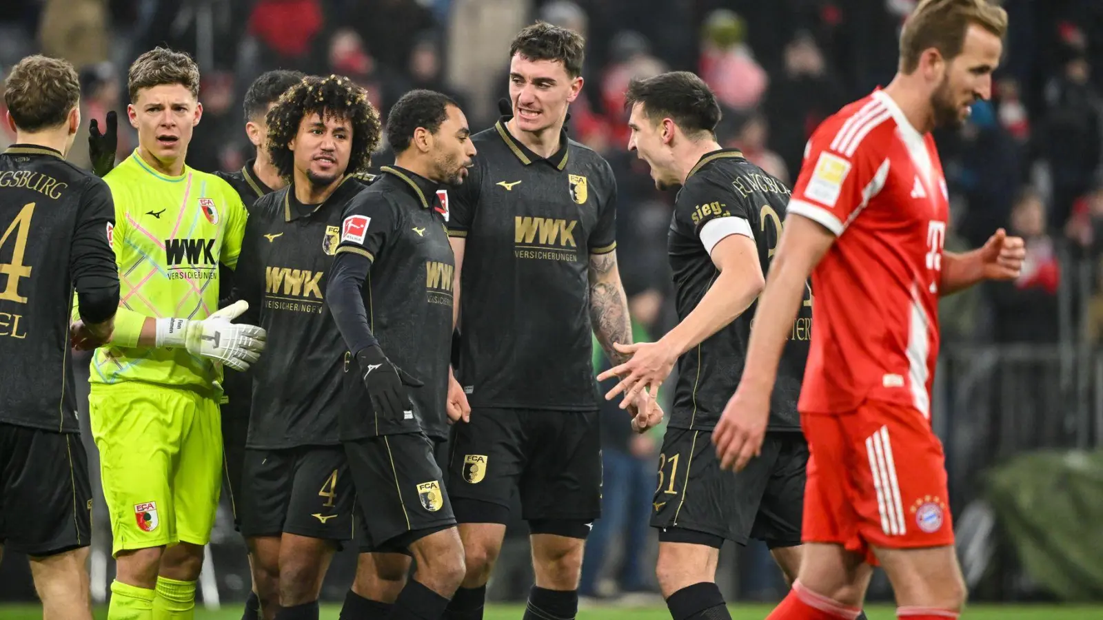 Die Bayern um Harry Kane (r) ärgern sich über die Niederlage. (Foto: Peter Kneffel/dpa)