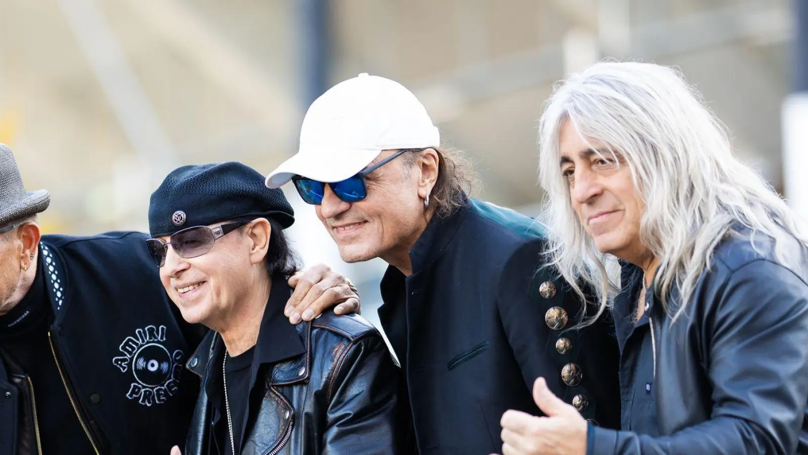 Mikkey Dee, hier rechts im Bild, mit den Scorpions. (Foto: Moritz Frankenberg/dpa)