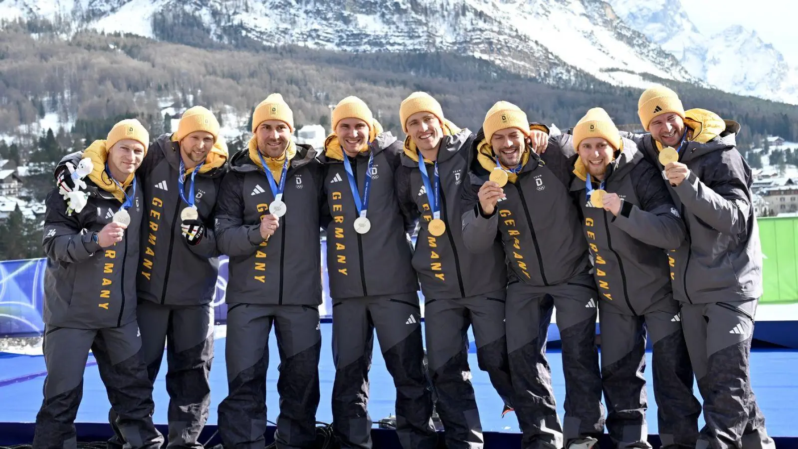 Silber und Gold für die deutschen Bobfahrer gab es im Vierer. Für Felix Straub (4. von links) war es die erste Medaille bei den Olympischen Spielen. (Foto: Robert Michael/dpa)