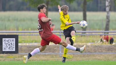 Beim Auftakt unterlag der TV Dietenhofen (links Felix Schuster) dem SV Losaurach (Max Stirnweiß) mit 0:2. Am Sonntag muss der TVD nach Raitersaich, Aufsteiger Losaurach empfängt zur Heimpremiere den SV Ornbau-Weidenbach.  (Foto: Martin Rügner)
