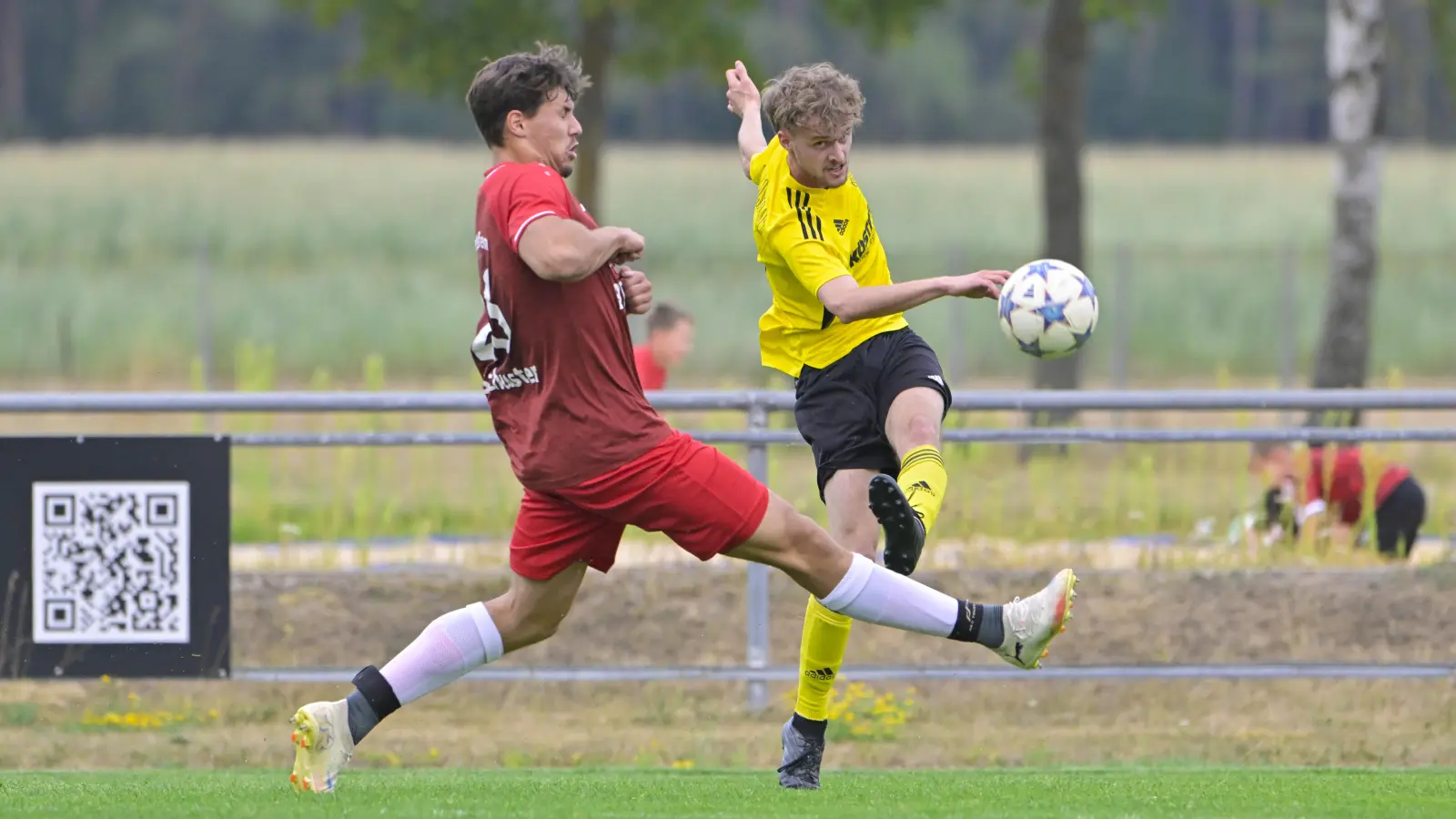 Beim Auftakt unterlag der TV Dietenhofen (links Felix Schuster) dem SV Losaurach (Max Stirnweiß) mit 0:2. Am Sonntag muss der TVD nach Raitersaich, Aufsteiger Losaurach empfängt zur Heimpremiere den SV Ornbau-Weidenbach.  (Foto: Martin Rügner)