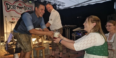 Die Gemeinde spendiert zur Eröffnung der Kirchweih Freibier. (Foto: Friedrich Strohmeier)