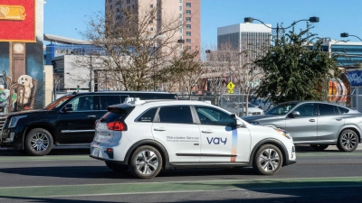 Vay Technology bringt Mietwagen ohne Fahrer im Auto zu den Kunden. (Foto: Andrej Sokolow/dpa)