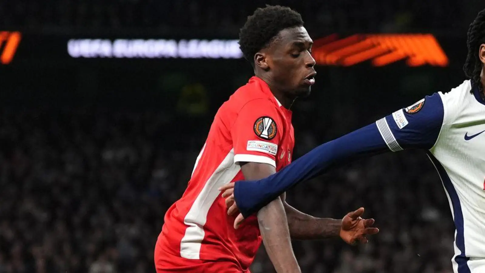 Ernest Poku (l) soll kurz vor einem Wechsel zu Bayer Leverkusen stehen.  (Foto: Ben Whitley/PA Wire/dpa)