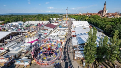 Mit dem Gäubodenfest in Straubing ist eines der beliebtesten und größten Volksfeste Bayerns gestartet.   (Foto: Armin Weigel/dpa)