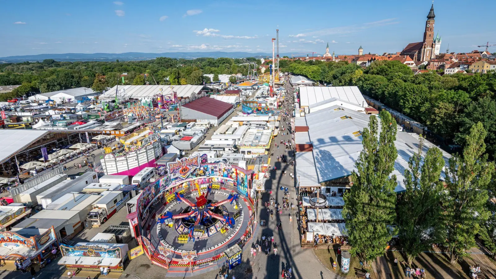 Mit dem Gäubodenfest in Straubing ist eines der beliebtesten und größten Volksfeste Bayerns gestartet.   (Foto: Armin Weigel/dpa)