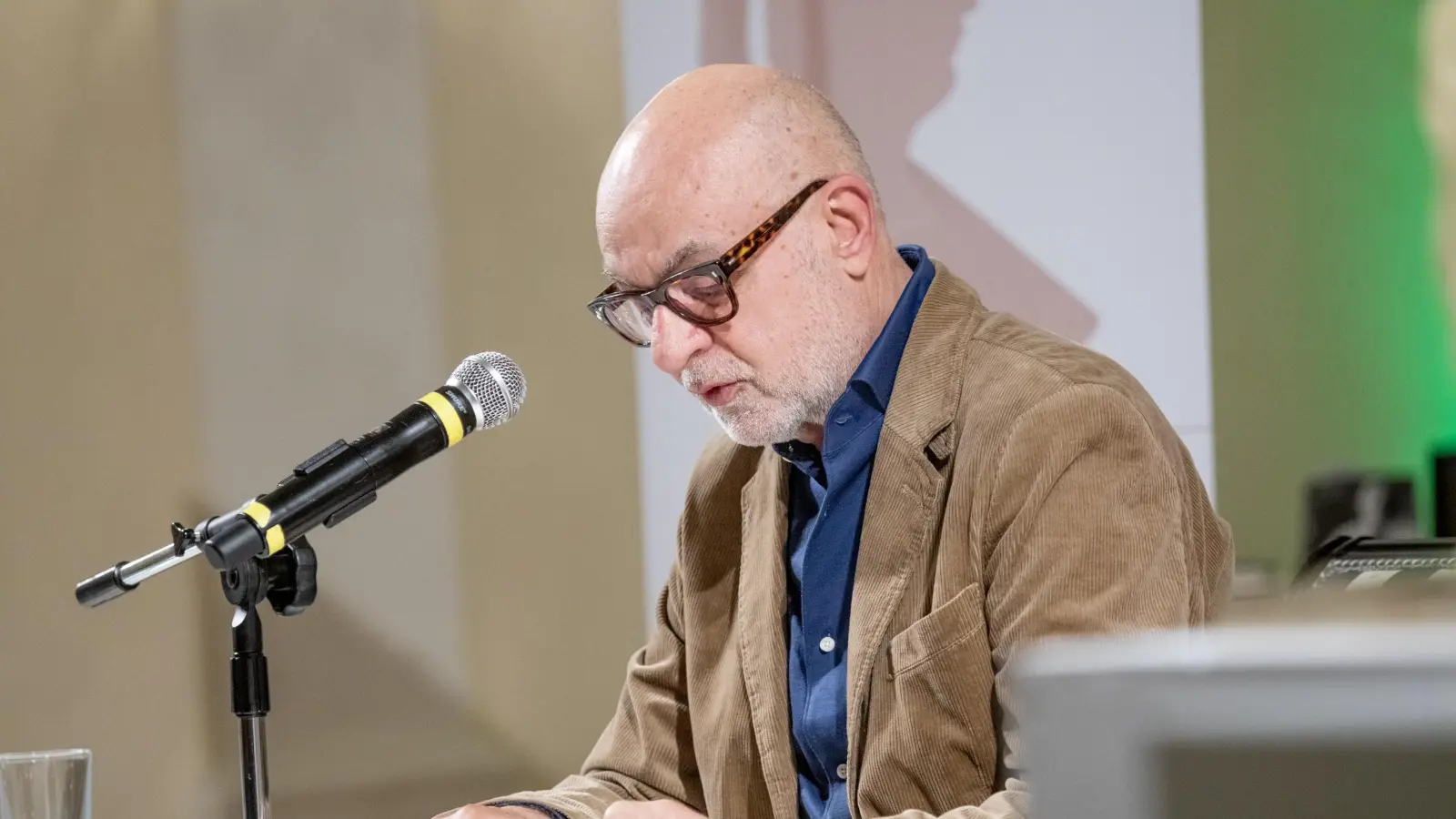 Thomas Medicus bei einer kurzen Lesung aus seinem prämierten Buch. (Foto: Evi Lemberger)