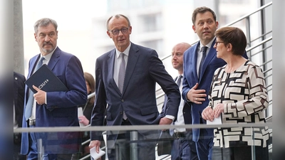CDU-Chef Friedrich Merz (Mitte) hat in den Verhandlungen mit der SPD bei der Schuldenbremse eine Kehrtwende hingelegt. Mit Spannung wird erwartet, wie groß die Zustimmung der CDU zum Koalitionsvertrag sein wird. (Foto: Michael Kappeler/dpa)