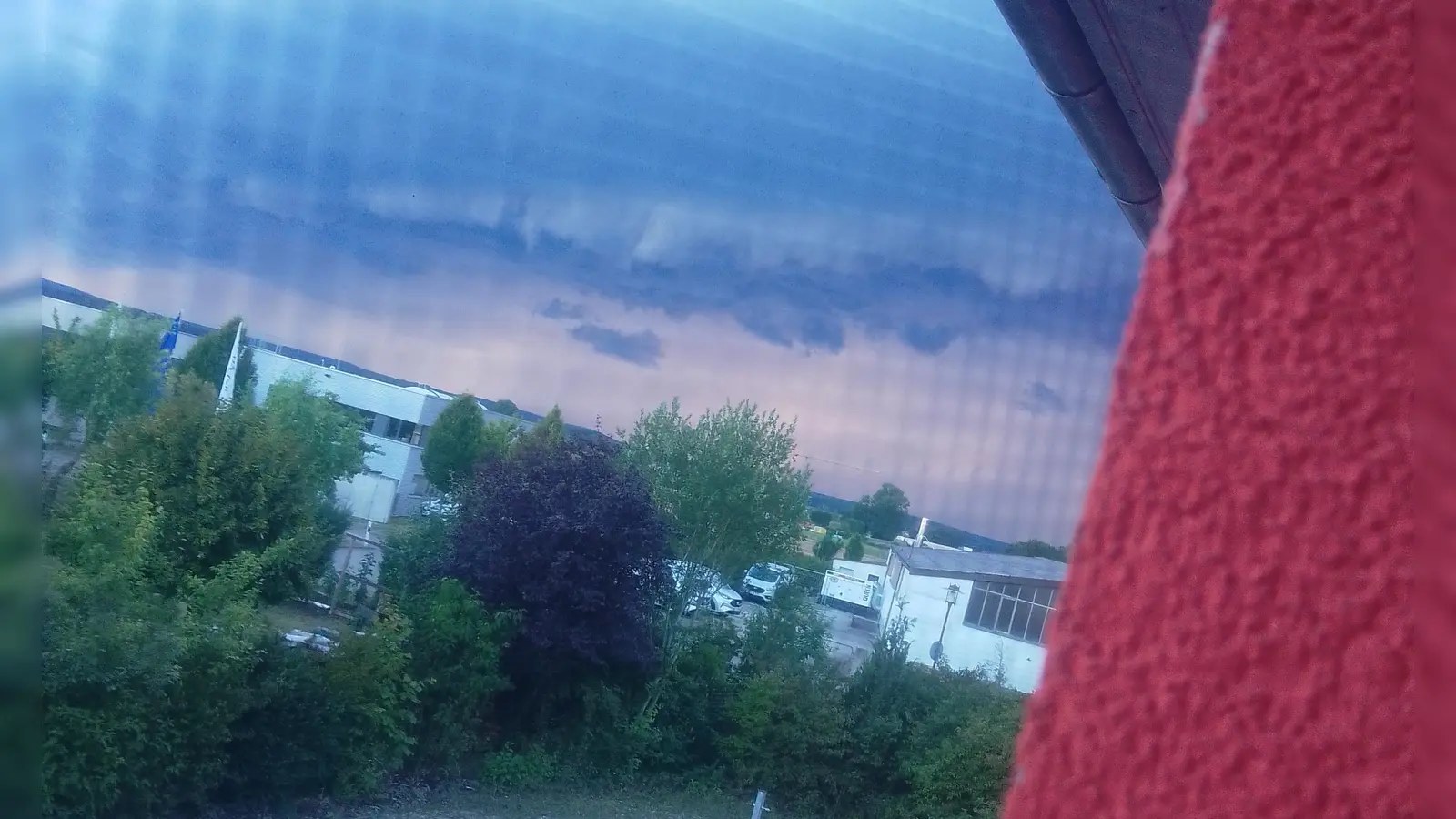 In Weidenbach war der Himmel besonders blau, aber auch leicht orange. (Foto: Andrea Doberschütz)