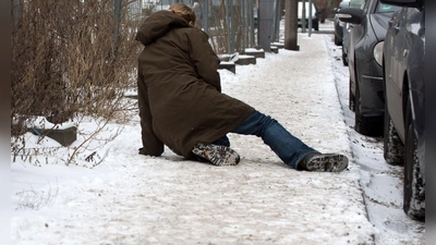 Schäden durch Stürze können zu Schmerzensgeld und Schadenersatz führen: Die Haftung liegt beim Verantwortlichen. (Foto: Andrea Warnecke/dpa-tmn)