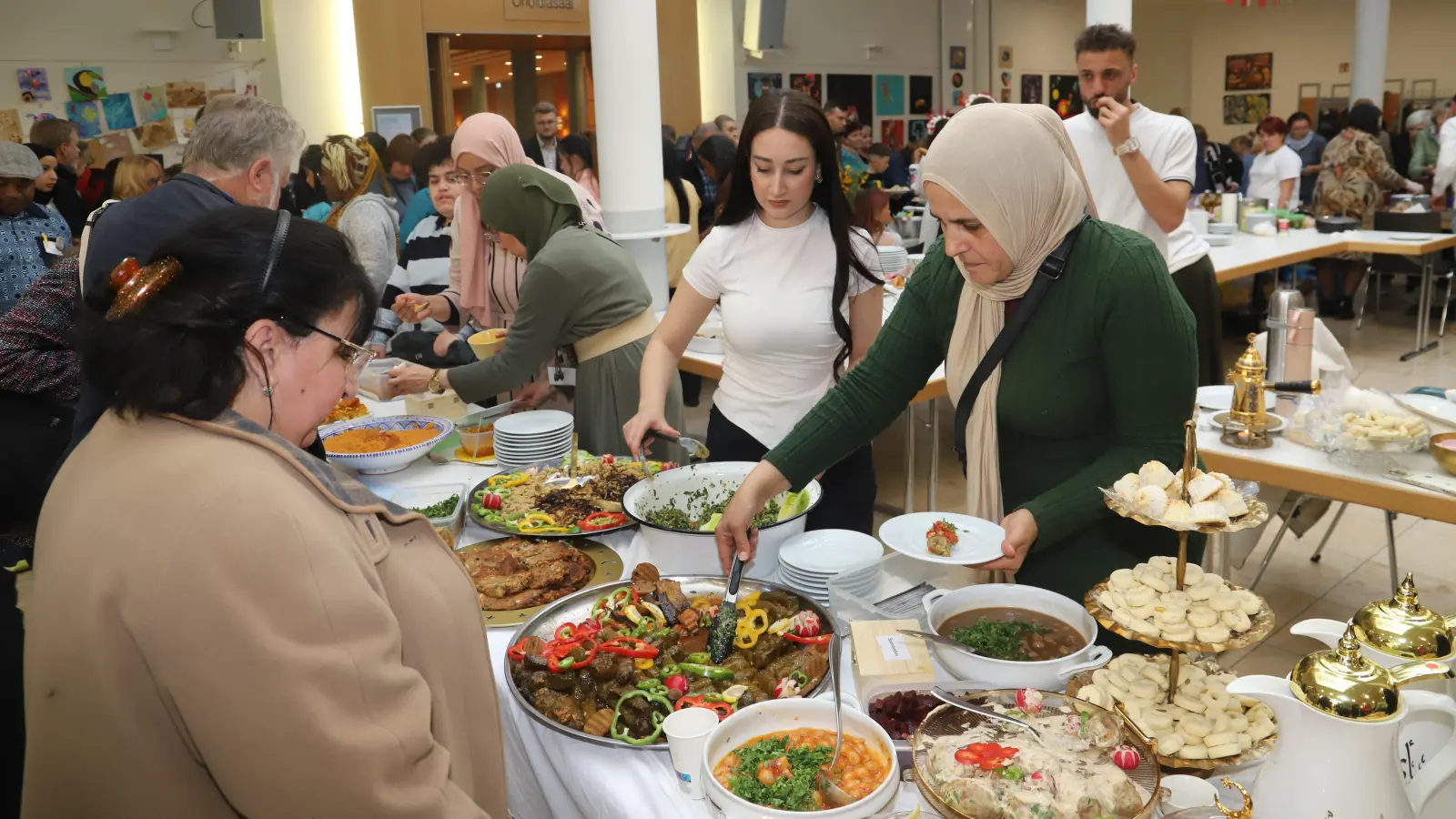 Einen reich gedeckten Tisch bietet auch der syrische Stand. (Foto: Oliver Herbst)