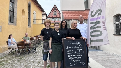 Freuen sich über das erste gelungene Jahr Tonis Hofcafe im Dinkelsbühler Spitalhof: Ron Geyer, Bianka Emich, Anja Strauß, Lea Roll und Jean-Luca Petrus (von rechts). Die Gäste schätzen neben Kaffee und Kuchen besonders die ruhige Atmosphäre der Terrasse. (Foto: Martina Haas)