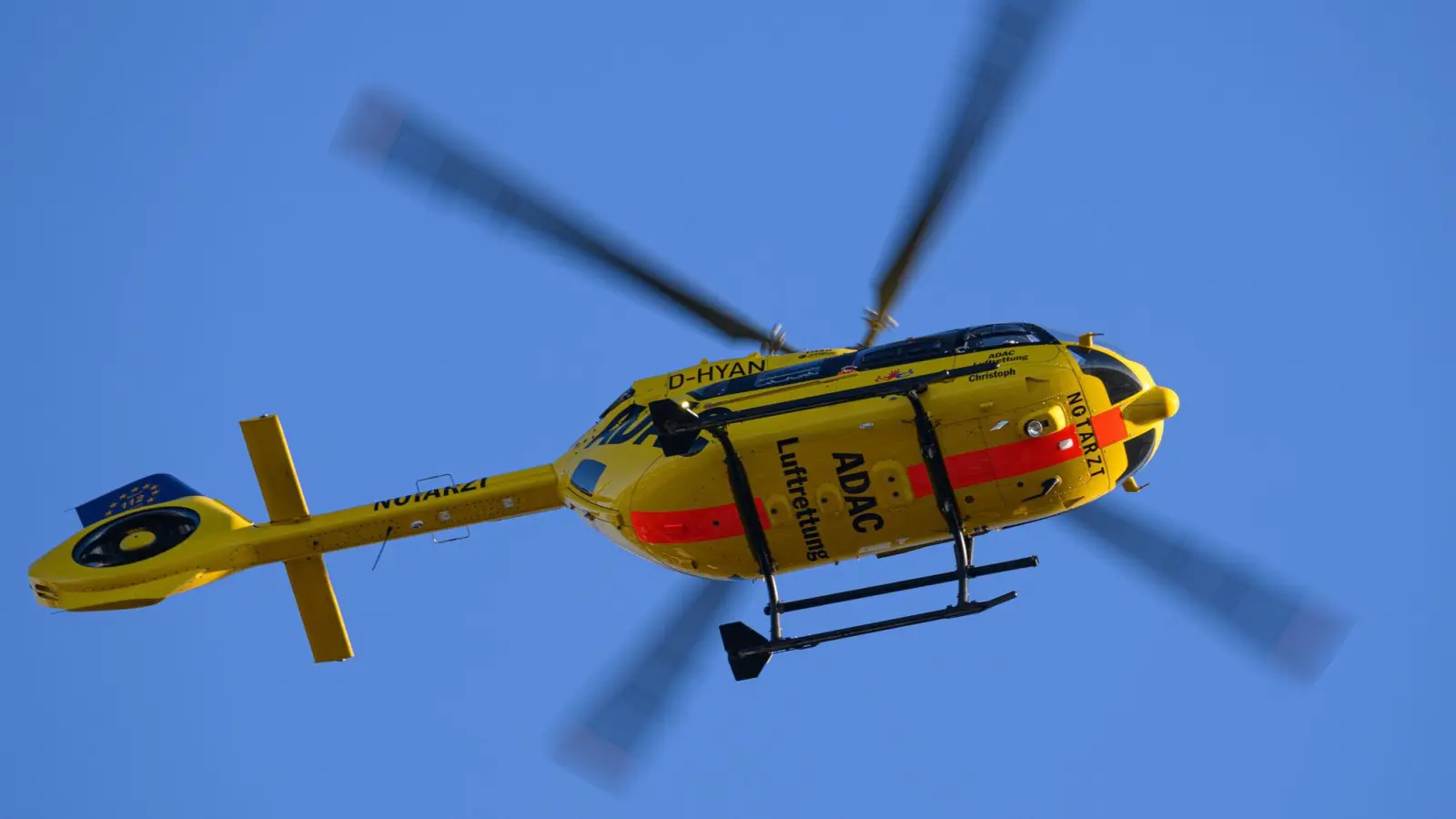 Der 23-Jährige wurde in eine Klinik geflogen. (Symbolbild) (Foto: Robert Michael/dpa)
