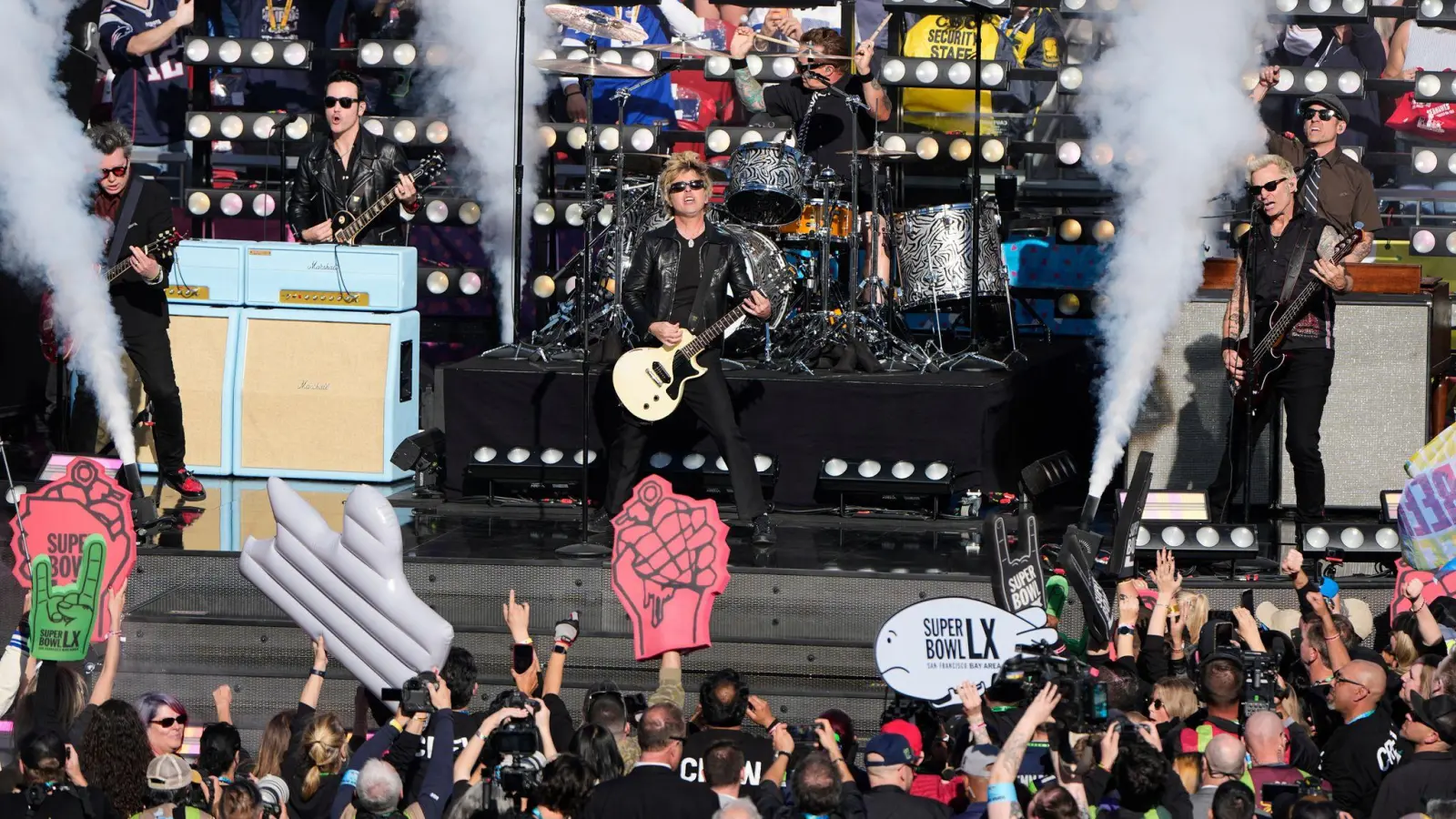 Green Day rockt die Bühne beim größten Sportereignis des Jahres. (Foto: Charlie Riedel/AP/dpa)