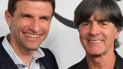 Thomas Müller und Joachim Löw (Foto: Felix Hörhager/dpa)