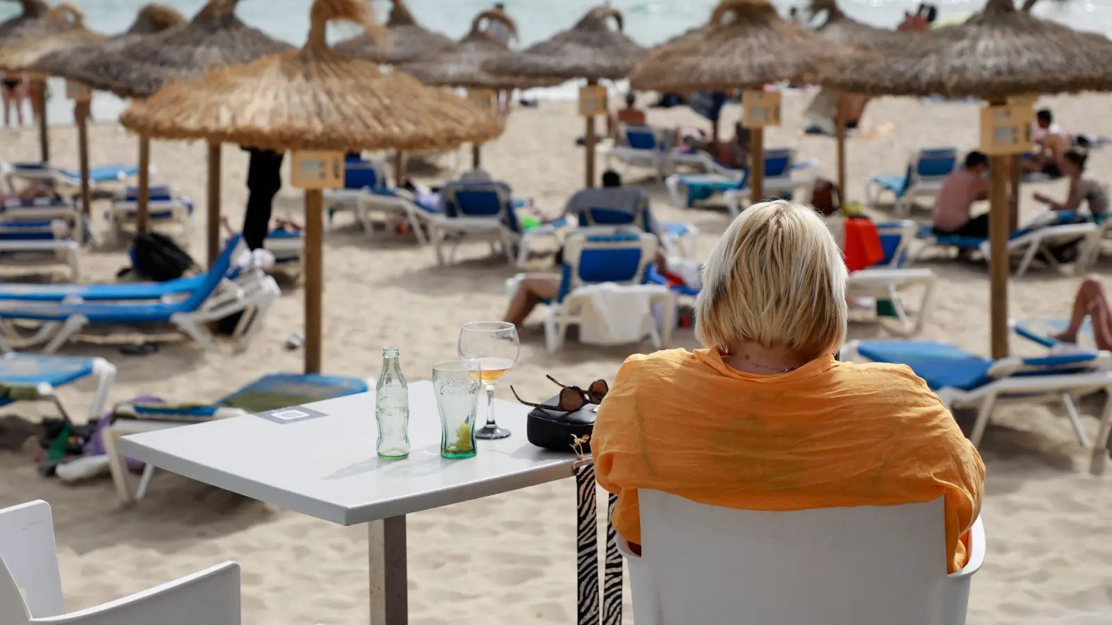 Gut gerüstet: Mit mehreren Karten und etwas Bargeld sind Urlauber flexibel und sicher unterwegs. (Foto: Clara Margais/dpa/dpa-tmn)
