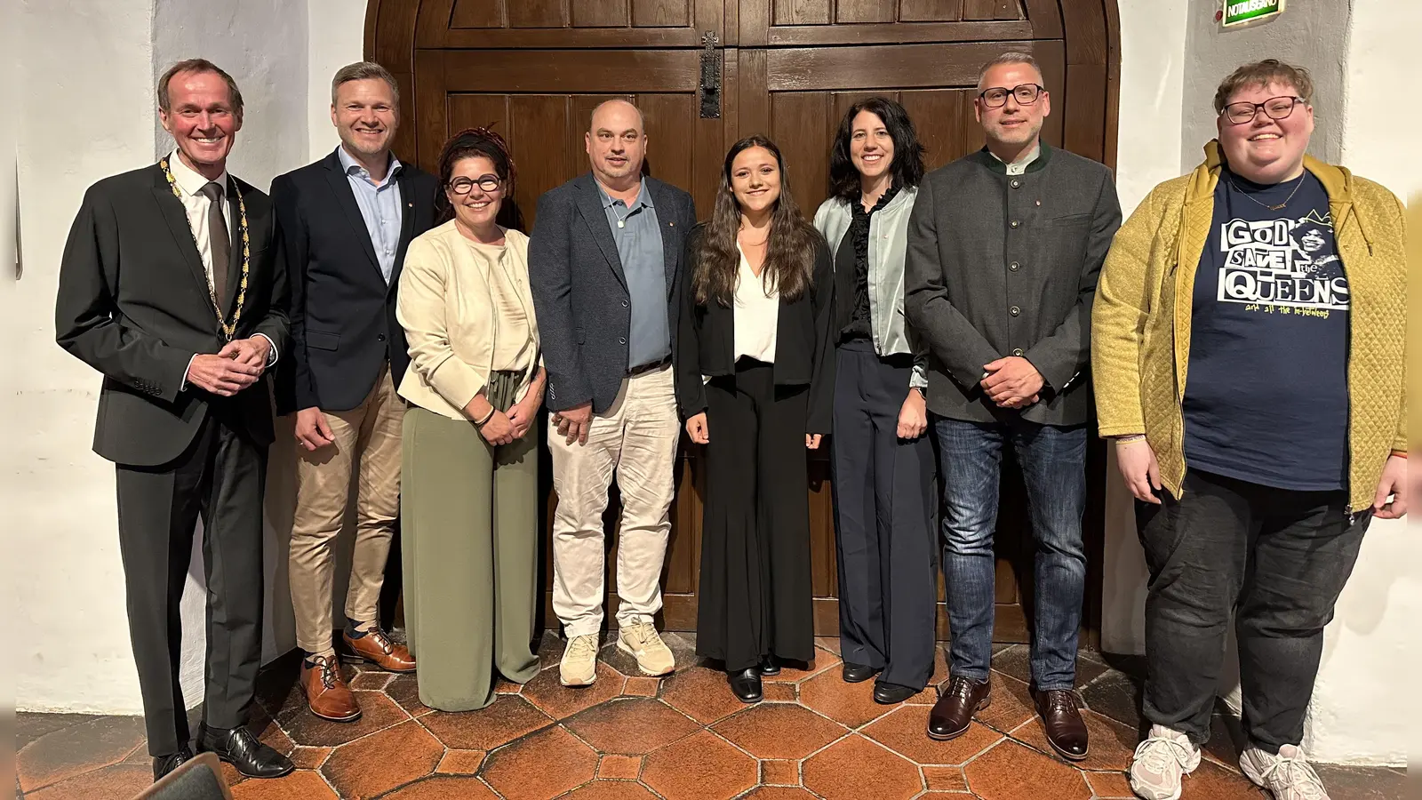 Oberbürgermeister Dr. Christoph Hammer (links) vereidigte in der konstituierenden Sitzung die neuen Mitglieder des Stadtrats: Yasmin Hübel (Die Linke), Benjamin Bernatzky, Barbara Baumgärtner (beide CSU), Hanna Rohe (DGG), Bernd Lindörfer (CSU), Heike Wikarek (WGL) und Markus Kober (CSU, von rechts). (Foto: Martina Haas)
