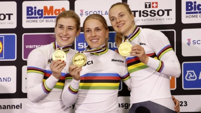 Gold-Trio in Glasgow: Pauline Grabosch (l-r), Emma Hinze und Lea Sophie Friedrich. (Foto: Will Matthews/PA Wire/dpa)