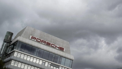 Der Sportwagenbauer Porsche muss die erste deutsche Börsenliga verlassen. (Foto: Marijan Murat/dpa)