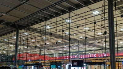 Der Flugverkehr wurde nach der Sichtung für knapp zwei Stunden eingestellt.  (Foto: Carsten Koall/dpa)