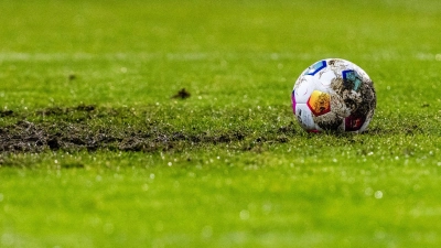 Auf dem Platz der TSG Roth stehen sich am Mittwochabend der ESV Ansbach-Eyb und die DJK-SV Berg zum entscheidenden Relegationsspiel um den Klassenerhalt in der Bezirksliga Süd gegenüber.  (Symbolbild: David Inderlied/dpa)